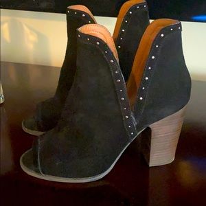 Like-new Lucky Brand Peep Toe Studded Booties 7.5